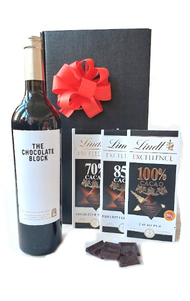The chocolate block- Wein und drei Tafeln indt Schokolade