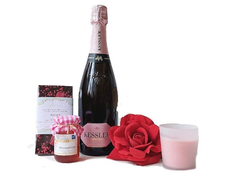 Rose Sekt Geschenk mit Rosengelee, Rosenblüten Schokolade und einer Rosen Durftkerze